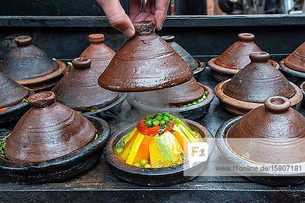 Gemüse wird in der Tajine zubereitet Marrakesch Marokko Afrika