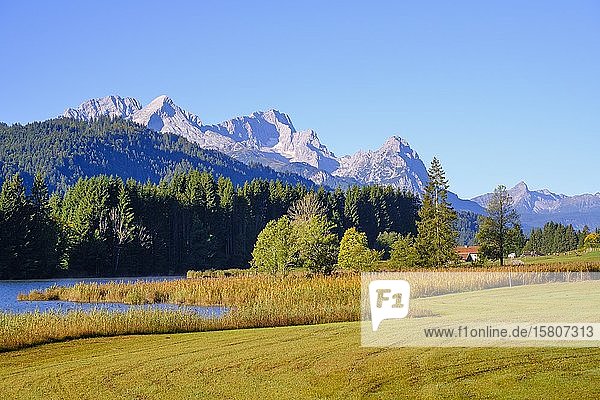 Geroldsee und Wettersteingebirge mit Zugspitze  bei Krün  Werdenfelser Land  Oberbayern  Bayern  Deutschland  Europa