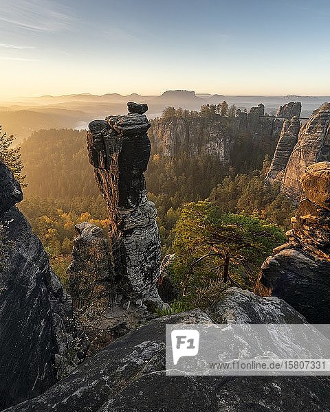 Bastei-Ansicht mit Wehlnadel  Elbsandsteingebirge  Sächsische Schweiz  Deutschland  Europa