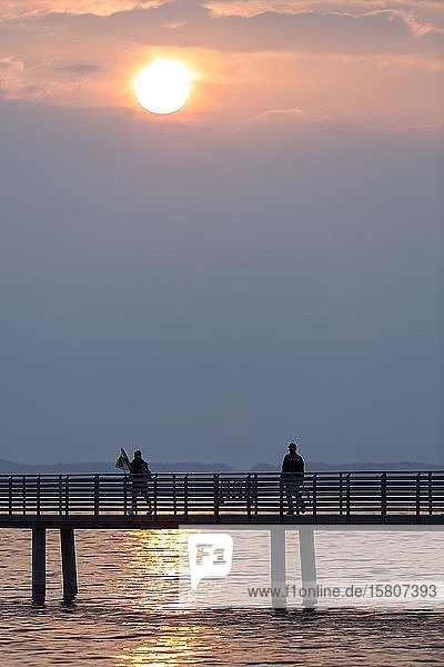 Silhouette Angler auf Steg im Morgenlicht Altnau Bodensee Thurgau Schweiz Europa