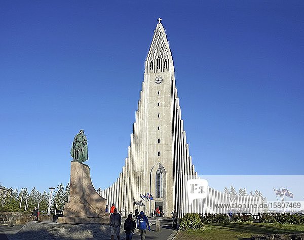 Hallgrímskirkja oder Hallgrims Kirche Kirche und Leif Eriksson-Denkmal  Reykjavík  Höfuðborgarsvæðið  Island  Europa