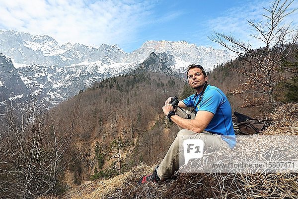 Naturführer in den Berchtesgadener Alpen  Biologe Toni Wegscheider  Oberbayern  Bayern  Deutschland  Europa