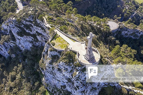 Steinkreuz Creu de Picot auf dem Puig des Mila  Puig de Sant Salvador  bei Felanitx  Region Migjorn  Luftaufnahme  Mallorca  Balearen  Spanien  Europa