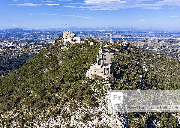 Kloster Santuari de Sant Salvador und Christus-König-Statue  Puig de Sant Salvador  bei Felanitx  Region Migjorn  Luftaufnahme  Mallorca  Balearen  Spanien  Europa
