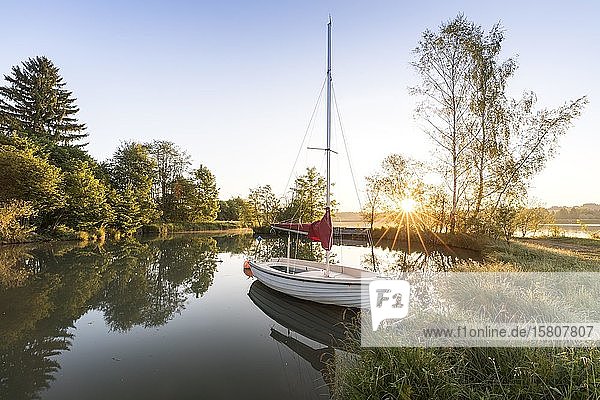 Sonnenaufgang mit Segelboot in Lechbruck Allgäu Bayern Deutschland Europa