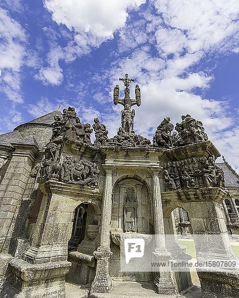 Kalvarienberg der Kirche von Guimiliau Département Finistère Frankreich Europa