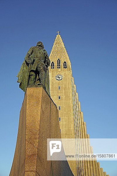 Hallgrímskirkja oder Hallgrims-Kirche Kirche und Leif Eriksson-Denkmal  Abendlicht  Reykjavík  Höfuðborgarsvæðið  Island  Europa