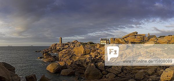 Leuchtturm Men Ruz und Villa von Gustave Eiffel bei Sonnenuntergang Ploumanac´h Département Côtes-d?Armor Frankreich Europa
