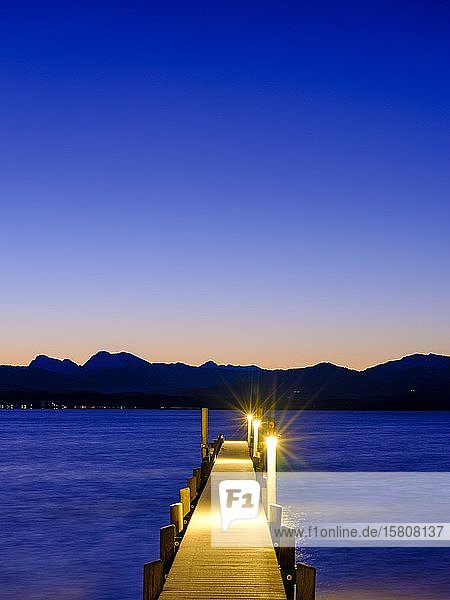 Steg am Chiemsee bei Morgendämmerung hinten die Chiemgauer Alpen Chiemgau Oberbayern Bayern Deutschland Europa