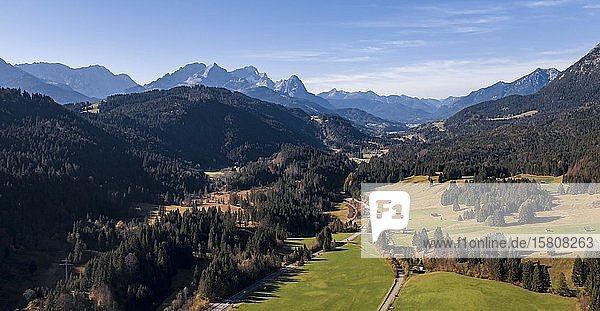 Luftaufnahme  Bayerisches Voralpenland bei Krün  Werdenfelser Land  Wettersteingebirge  Oberbayern  Bayern  Deutschland  Europa
