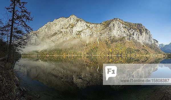 Bergpanorama  das sich im See spiegelt  Herbst  Leopoldsteinersee  Steiermark  Österreich  Europa
