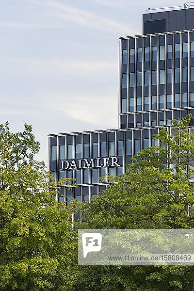 Schriftzug an der Fassade  Daimler Konzernzentrale  Untertürkheim  Stuttgart  Baden-Württemberg  Deutschland  Europa