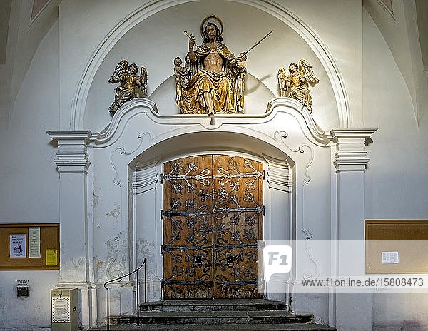 Barocke Jesusfigur mit Engeln  Portal der ehemaligen Klosterkirche St. Sebastian  Altstadt  Ebersberg  Oberbayern  Bayern  Deutschland  Europa