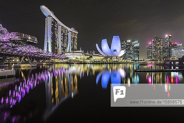 Marina Bay Sands Hotel und ArtScience Museum bei Nacht  Marina Bay  Stadtzentrum  Singapur  Asien