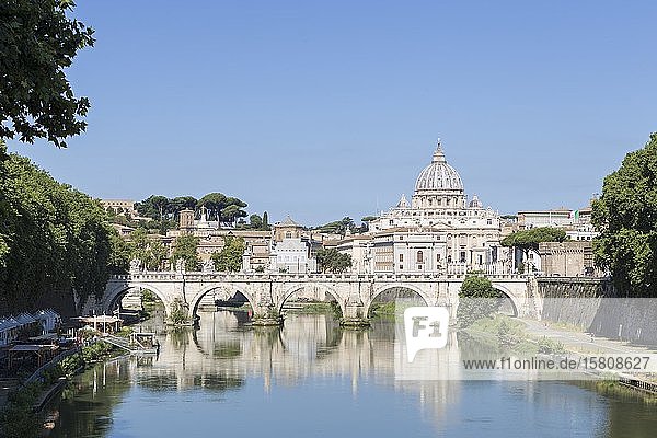 Petersdom und Ponte Sant Angelo  Rom  Italien  Europa