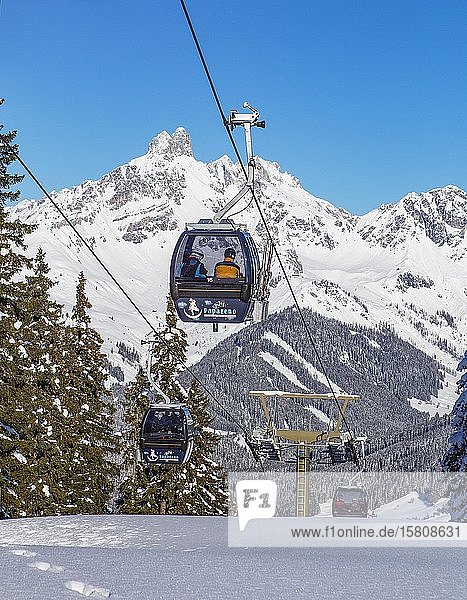 Skigebiet Filzmoos  Seilbahn Papageno mit Berggipfel Bischofsmütze  Fizmoos  Pongau  Land Salzburg  Österreich  Europa
