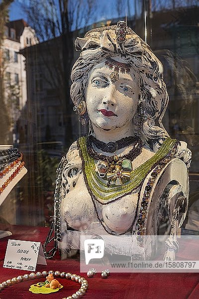 Schaufenster mit geschmückter Büste Geschäft für Edelmetall- und Schmuck-Ankauf Schwabing München Oberbayern Bayern Deutschland Europa