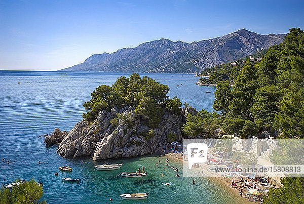 Bathing beach in the bay of Podrace  Brela  Makarska Riviera  Dalmatia  Croatian Adriatic coast  Croatia  Europe