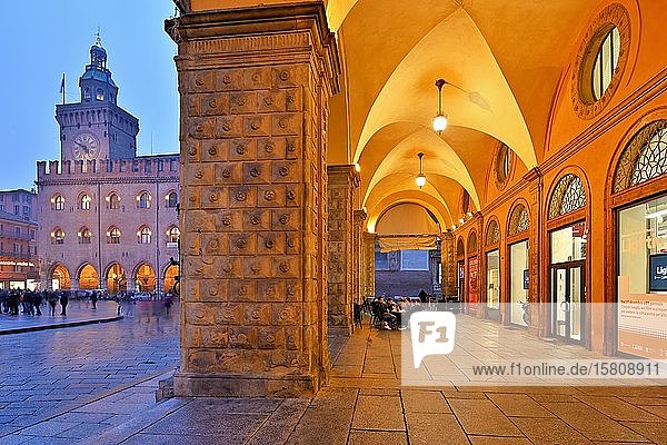Palazzo d'Accursio  rechte Arkaden in der Abenddämmerung beleuchtet  Marktplatz Maggiore  Bologna  Emilia-Romagna  Italien  Europa