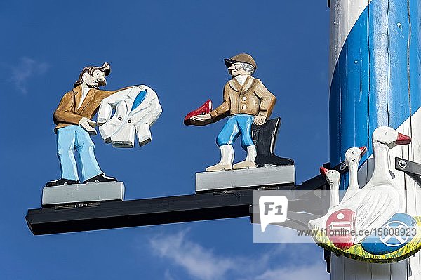 Zunftzeichen am Maibaum symbolhafte Darstellung der Berufe Schneider und Schuster Haag in Oberbayern Oberbayern Bayern Deutschland Europa