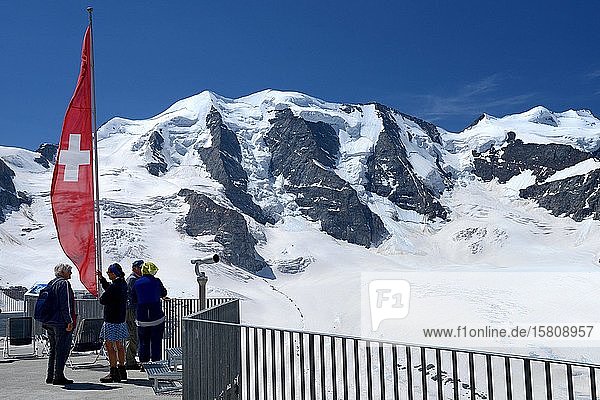Blick auf das Skigebiet Diavolezza von der Panoramaterrasse der Bergstation  Morteratschgletscher mit Piz Palü  Pontresina  Engadin  Oberengadin  Graubünden  Schweiz  Europa