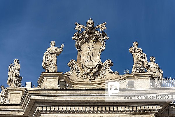 Wappen Alexanders VII. mit Statuen der Heiligen Katharina und der Heiligen Agnes auf der Nordkolonnade  Petersplatz  Vatikan  Rom  Italien  Europa