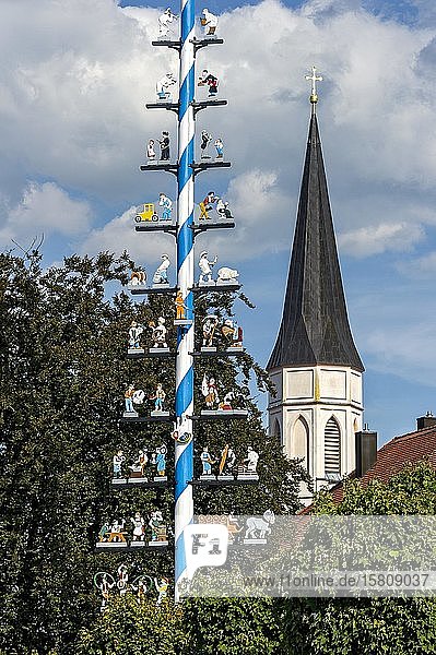 Maibaum mit Zunftzeichen Glockenturm der neugotischen Pfarrkirche Mariä Himmelfahrt Haag in Oberbayern Oberbayern Bayern Deutschland Europa