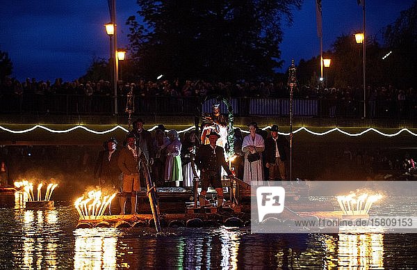 Johanni raft procession on the name day of St. John of Nepomuk  rafters celebrate a raft mass every three years and ask for protection and blessing  Wolfratshausen  Upper Bavaria  Bavaria  Germany  Europe