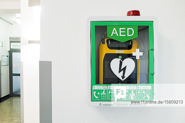 Defibrillator an einer Wand in einem Krankenhaus  USA  Nordamerika