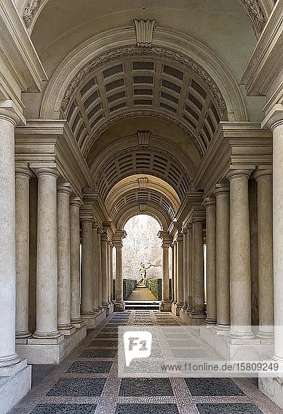 Galerie mit erzwungener Perspektive von Francesco Borromini im Palazzo Spada  Rom  Italien  Europa