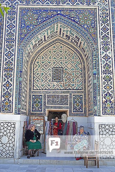 Souvenirstand in einer spitzbogigen Nische der Ulug'Bek-Medrese  Registan-Platz  Samarkand  Provinz Samarqand  Usbekistan  Asien