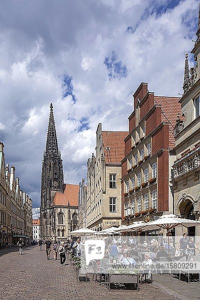 Giebelhäuser am Prinzipalmarkt mit Lambertikirche  Stadt Münster  Nordrhein-Westfalen  Deutschland  Europa