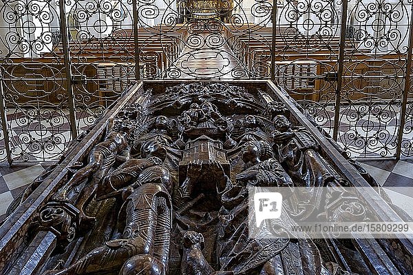 Grabmal für Ulrich von Ebersberg und Richardis von Kärnten ehemalige Klosterkirche St. Sebastian Altstadt Ebersberg Oberbayern Bayern Deutschland Europa