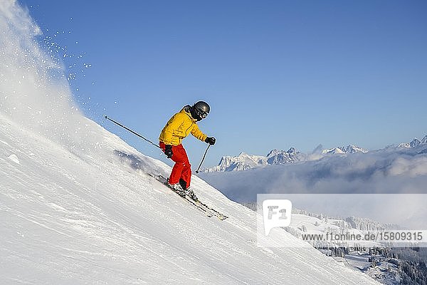 Skifahrer  Skipiste Hohe Salve  Loferer Steinberge im Hintergrund  Skiwelt Wilder Kaiser Brixenthal  Hochbrixen  Tirol  Österreich  Europa