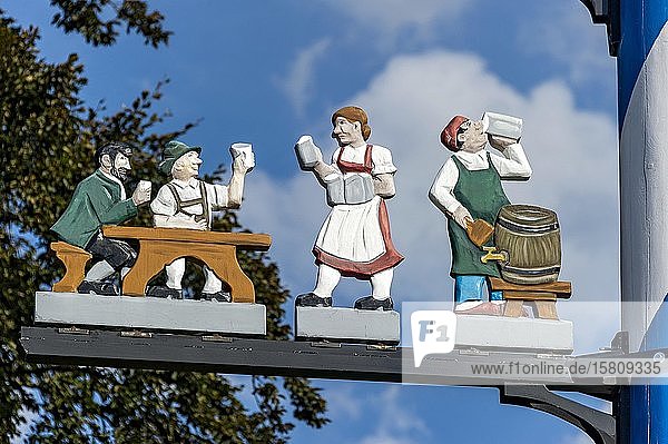 Zunftzeichen am Maibaum symbolhafte Darstellung der Berufe Kellnerin und Gastwirt Haag in Oberbayern Oberbayern Bayern Deutschland Europa