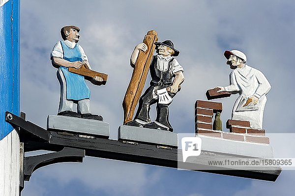 Zunftzeichen am Maibaum symbolhafte Darstellung der Berufe Schreiner Zimmermann und Maurer Haag in Oberbayern Oberbayern Bayern Deutschland Europa