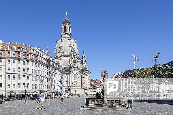 Jüdenhof mit Friedensbrunnen  Neumarkt mit Frauenkirche  Dresden  Sachsen  Deutschland  Europa
