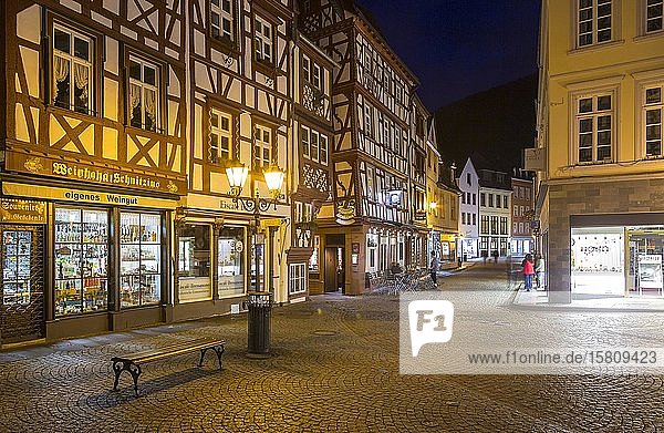 Mittelalterlicher Marktplatz mit Fachwerkhäusern  Bernkastel-Kues  Rheinland Pfalz  Deutschland  Europa