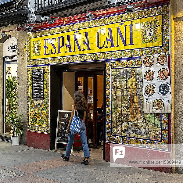 Tapa Bar und Restaurant Espana Cani  mit gefliester Fassade  Huertas  Madrid  Spanien  Europa