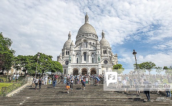 Touristen auf den Stufen vor der Basilika Sacré-C?ur  Montmartre  Paris  Frankreich  Europa