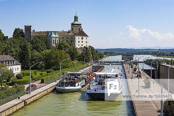 Donau  Schiffsschleuse  Donaukraftwerk Ybbs Persenbeug  Schloss Persenbeug  Ybbs Persenbeug  Strudengau  Niederösterreich  Österreich  Europa