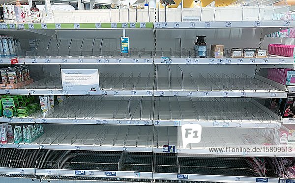 Hamsterkäufe  leeres Supermarktregal in dm-Drogeriemarkt  Angst vor Pandemie  Coronavirus  Deutschland  Europa