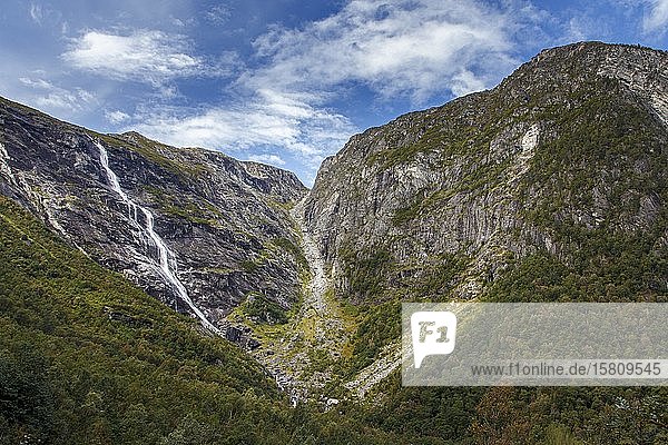 Gebirgslandschaft mit Wasserfall  Dovrefjell-Sunndalsfjella-Nationalpark  Norwegen  Europa