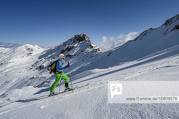 Skitourengeher  Aufstieg zur Geierspitze  Wattentaler Lizum  Tuxer Alpen  Tirol  Österreich  Europa