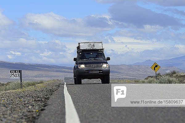 Geländewagen  Toyota Land Cruiser  an einer Kilometerangabe der Ruta 40  bei Chos Malal  Provinz Neuquén  Patagonien  Argentinien  Südamerika