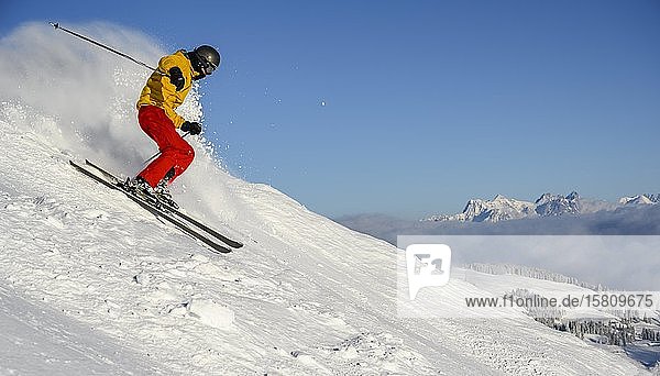 Skifahrer Abfahrt Hohe Salve hinten Loferer Steinberge SkiWelt Wilder Kaiser Brixenthal Hochbrixen Tirol Österreich Europa