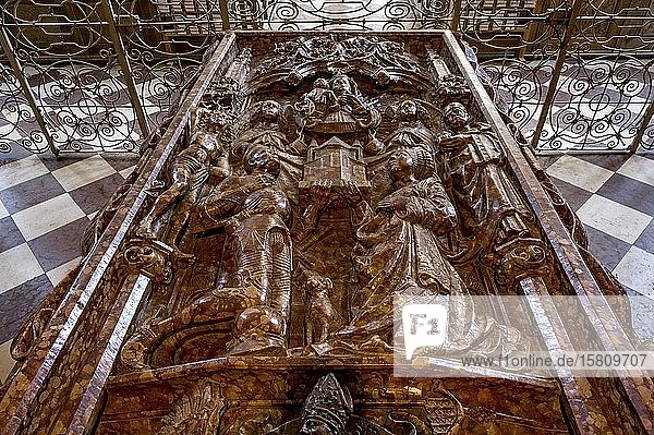 Grabmal für Ulrich von Ebersberg und Richardis von Kärnten ehemalige Klosterkirche St. Sebastian Altstadt Ebersberg Oberbayern Bayern Deutschland Europa