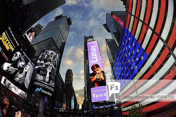 Leuchtreklamen am Times Square Manhattan New York City USA Nordamerika