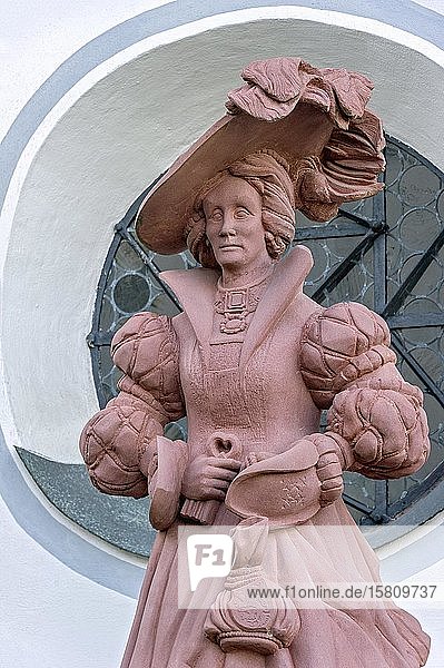 Skulptur der Gräfin Anna von Lodron von Manfred R. Binder Mindelburg Georgenberg Mindelheim Schwaben Bayern Deutschland Europa