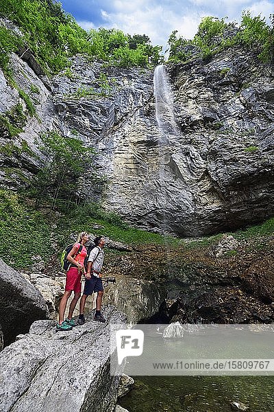 Wanderer vor dem Wasserfall Schoßrinn  Sachrang  Chiemgau  Oberbayern  Bayern  Deutschland  Europa